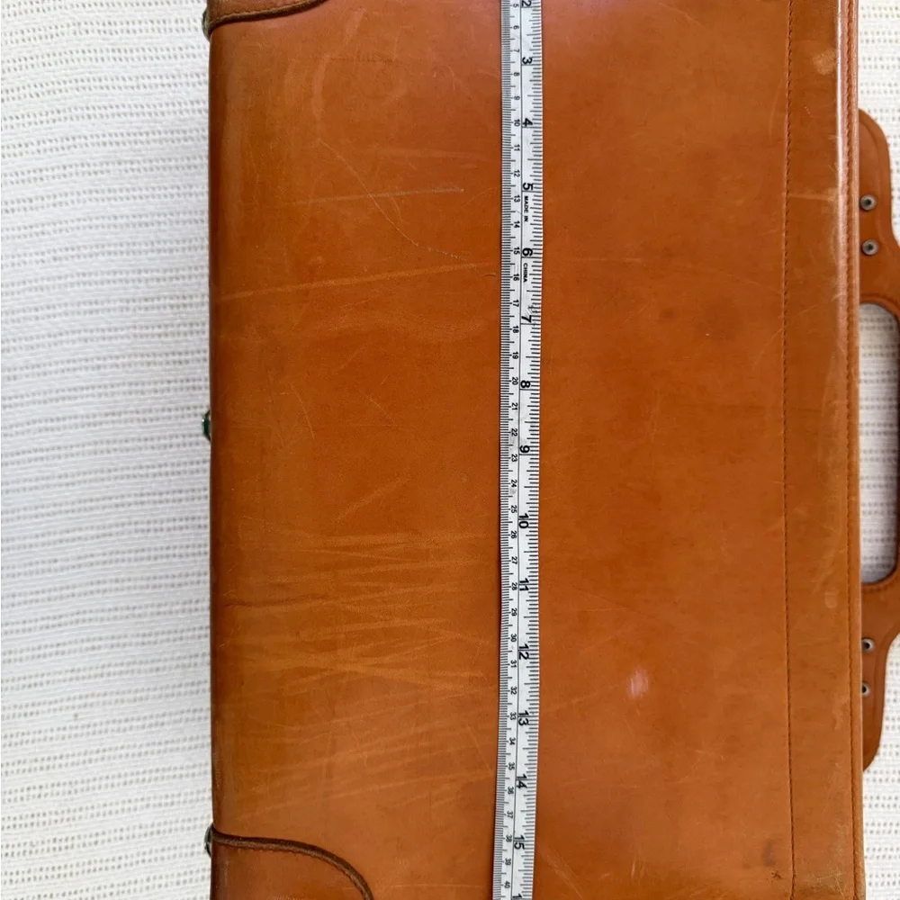 Elegant vintage pegasus Tan Leather suitcase
